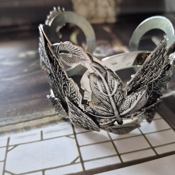 Silver Tone Bracelet With Leaves Motif - Picture 7 of 7